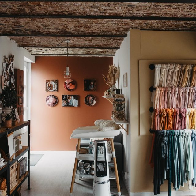 Dernier côté du studio 🧡 mon pref ! Plein de couleurs 🫶🏼 
-
Les réservations pour début 2026 sont ouvertes !
https://marineszczepaniak.com/contact 
-
Studio photo naissance basé sur Locon (62400) à côté de Béthune et à 40min de Lille.