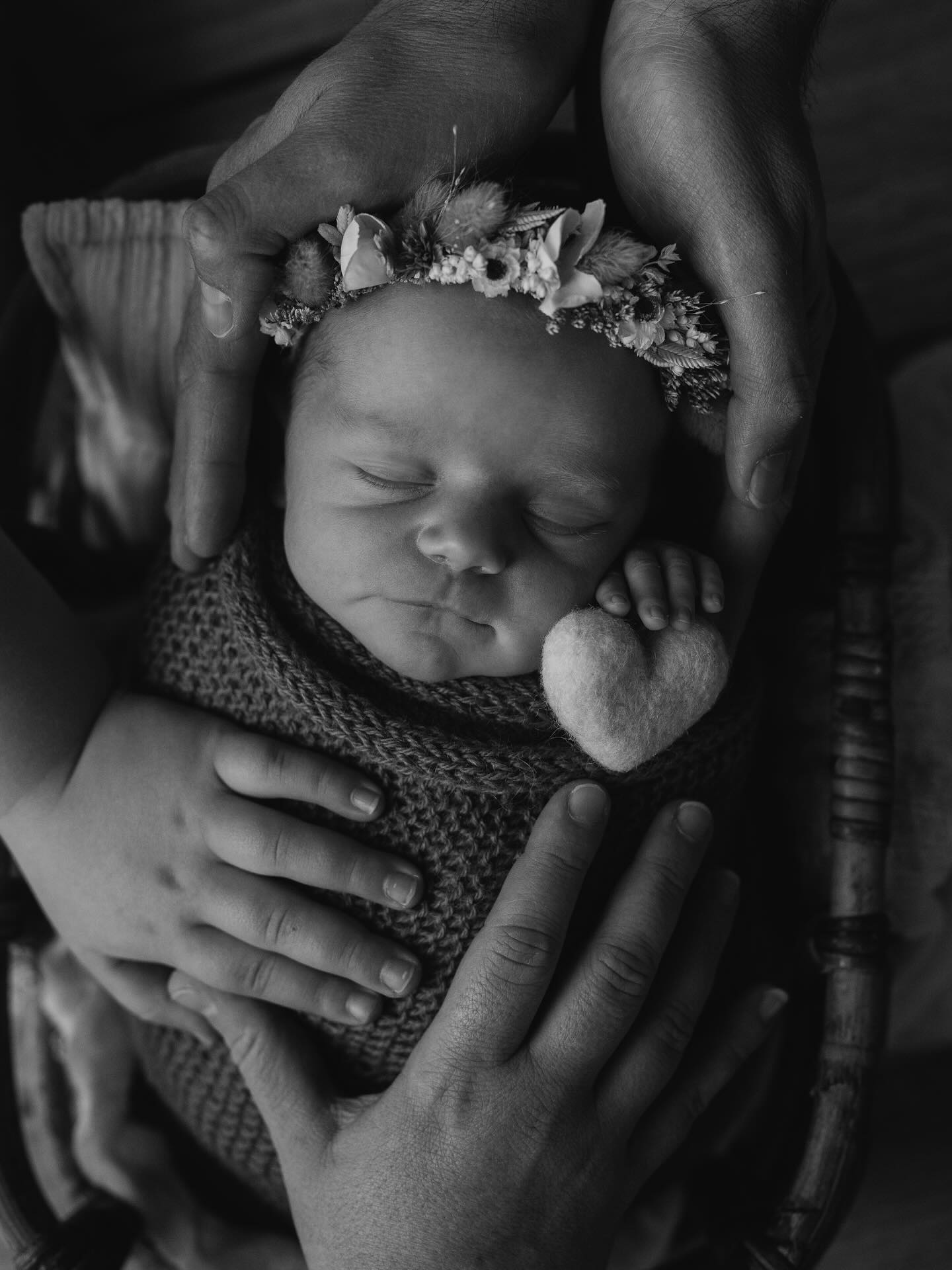 FAMILLE 🤍
Ces petites mains réunies pour s’aimer plus que tout 🫶🏼 
-
La fin d’année approche, n’oubliez pas que vous pouvez offrir des bons cadeaux à glisser sous le sapin 🌲