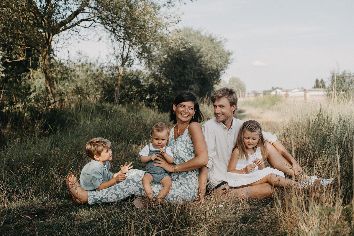 Séance en famille dans les champs - Photographe lifestyle - Béthune - Lille