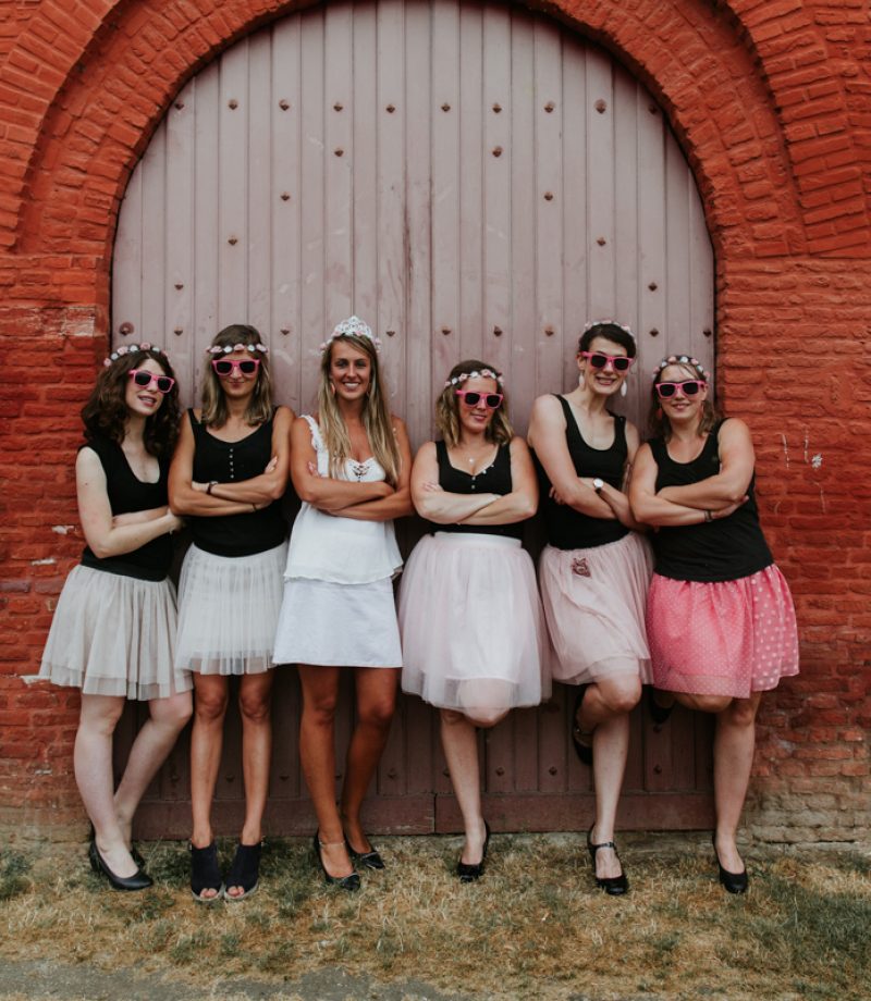 EVJF-sous-la-pluie-rue-du-vieux-lille-seance-lifestyle-entre-filles-marine-szczepaniak-photographe-mariage-nord-pas-de-calais-lille-42