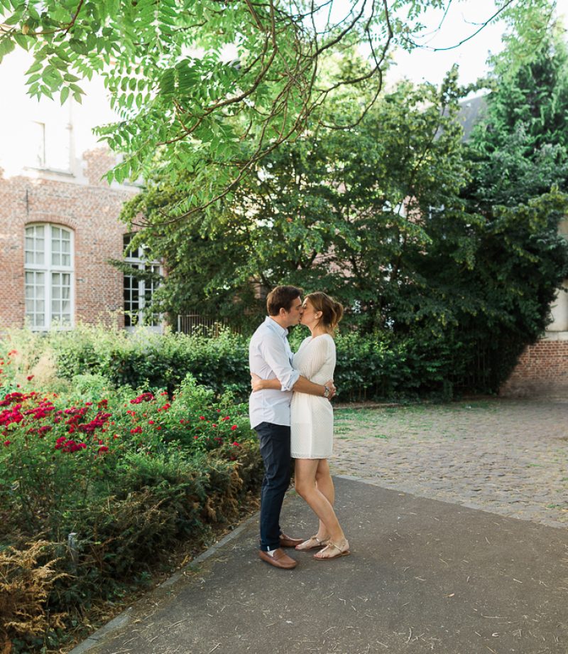 Seance-couple-dans-le-vieux-lille-engagement-avant-le-mariage-marine-szczepaniak-photographe-mariage-lifestyle-nord-pas-de-calais-bethune-lille-lens-arras-33