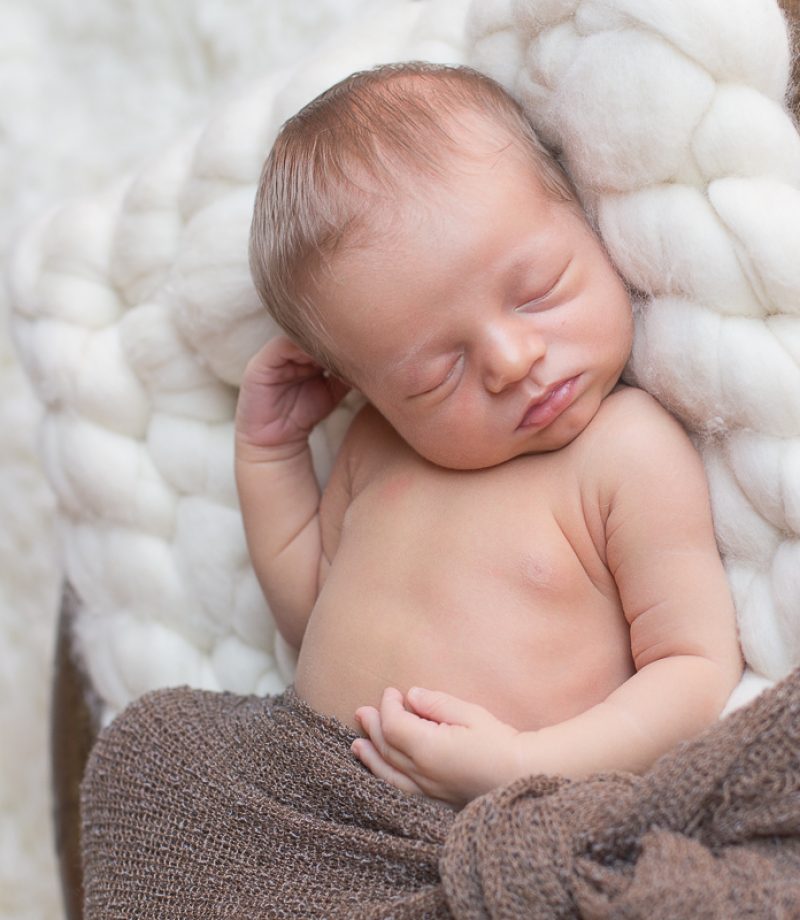 Seance-naissance-au-studio-photo-bethune-mael-bebe-posing-marine-szczepaniak-9