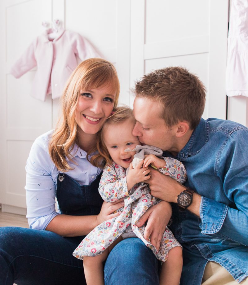 seance-en-famille-dans-la-chambre-de-rose-marine-szczepaniak-photographe-lifestyle-famille-naissance-enfant-nord-pas-de-calais-bethune-lille-18