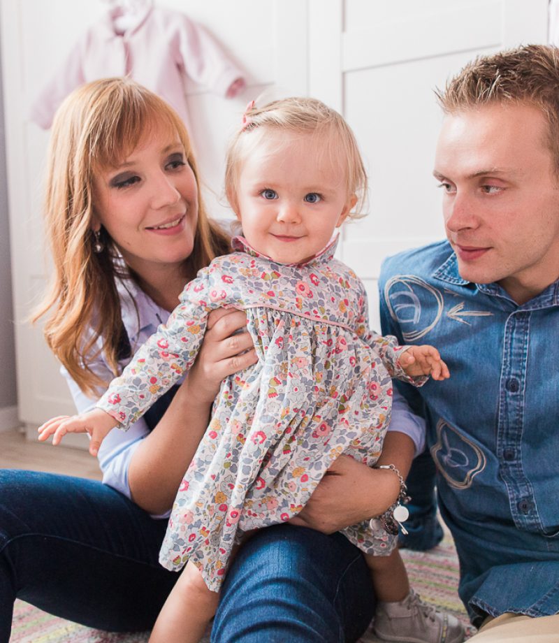 seance-en-famille-dans-la-chambre-de-rose-marine-szczepaniak-photographe-lifestyle-famille-naissance-enfant-nord-pas-de-calais-bethune-lille-19