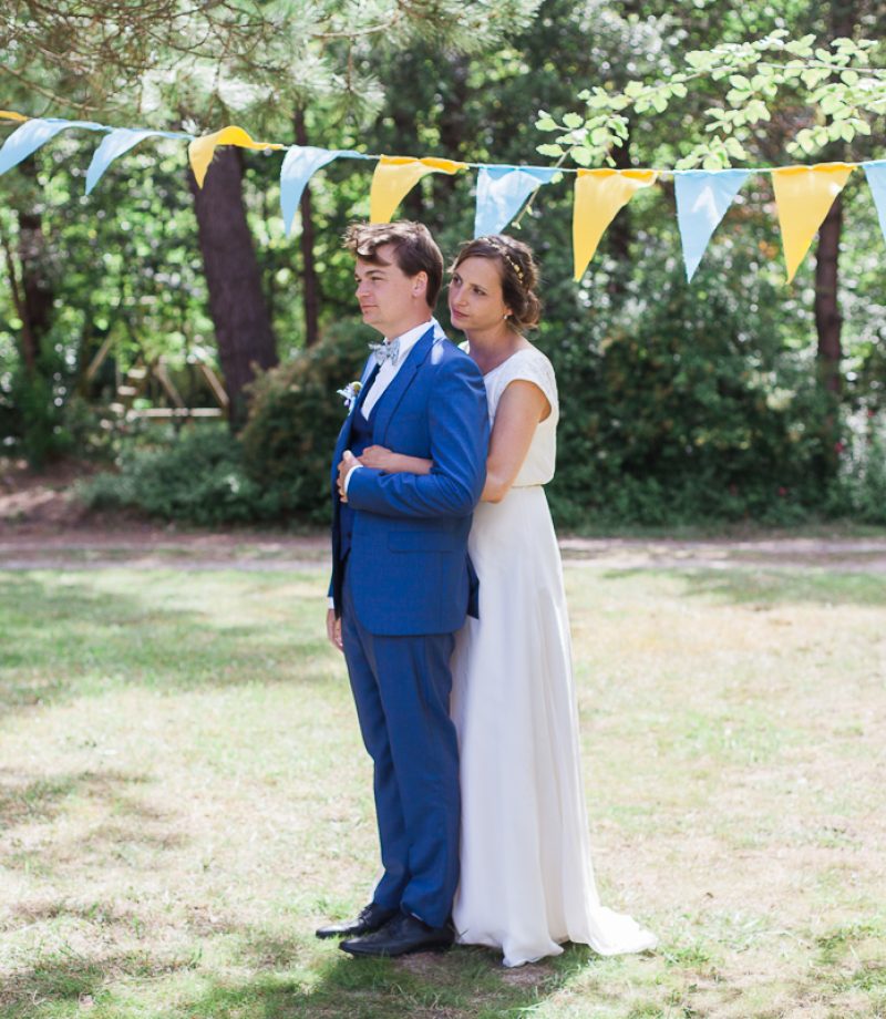 Un-mariage-champêtre-en-Bretagne-en-liberty-jaune-et-bleu-sous-le-soleil-julie-guillaume-marine-szczepaniak-photographe-mariage-nord-pas-de-calais-lille-lens-béthune-arras-lillers-39