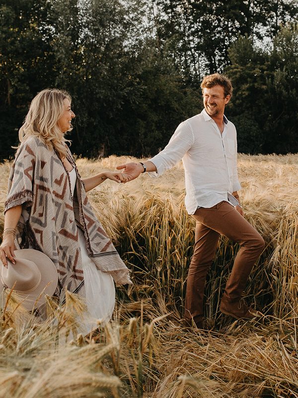 seance-engagement-couple-boho-boheme-retro-champetre-golden-hour-marine-szczepaniak-photographe-mariage-lille-bethune-pas-de-calais-016
