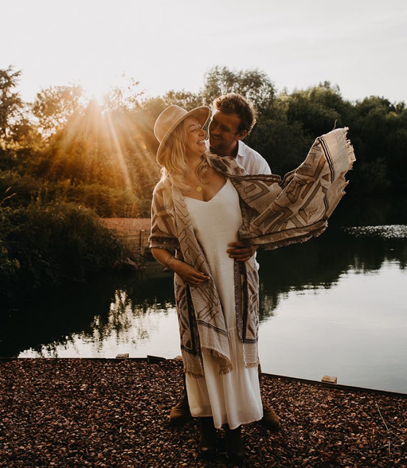 seance-engagement-couple-boho-boheme-retro-champetre-golden-hour-marine-szczepaniak-photographe-mariage-lille-bethune-pas-de-calais-06