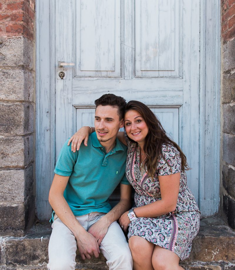 seance-engagement-dans-les-rues-pavees-de-bethune-pas-de-calais-ville-les-flandres-marine-szczepaniak-photographe-lifestyle-couple-mariage-8