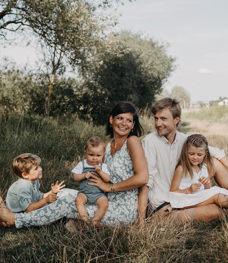 seance-famille-dans-les-champs-golden-hour-canicule-menthe-a-l-eau-marine-szczepaniak-photographe-mariage-naissance-grossesse-lifestyle-nord-pas-de-calais-bethune-lille-0011