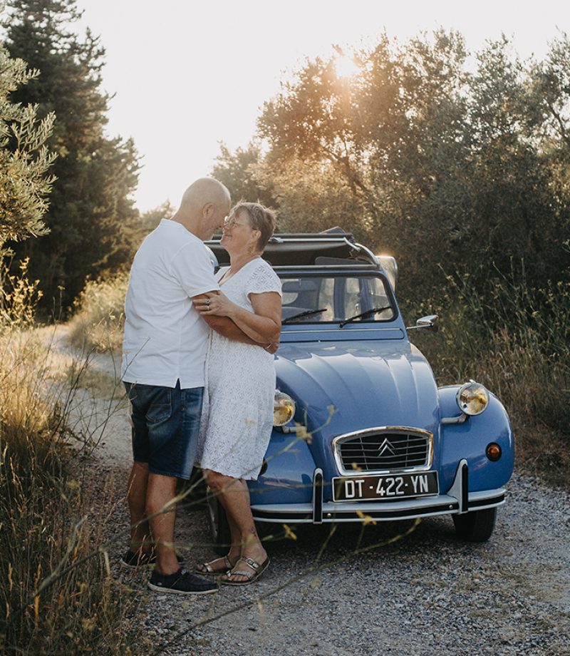 seance-famille-grands-parents-alpilles-provence-lifestyle-golden-hour-2CV-marine-szczepaniak-0010