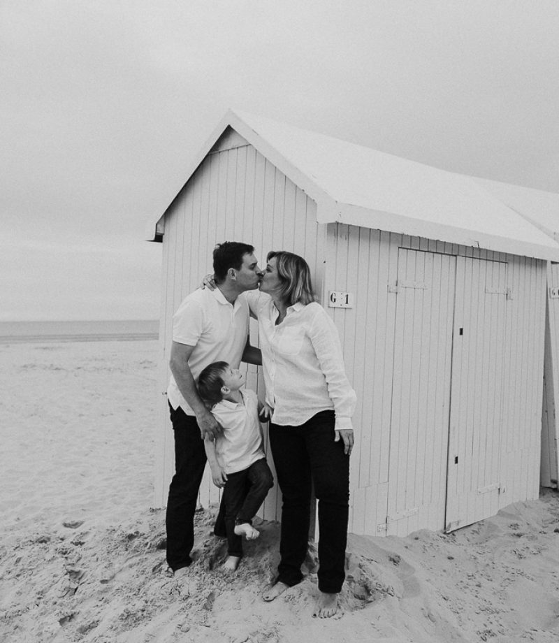 seance-famille-plage-berck-cabines-de-plage-pastel-marine-szczepaniak-photographe-lifestyle-nord-pas-de-calais-lens-arras-lille-18
