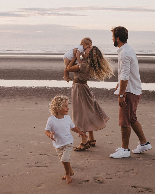 seance-famille-plage-golden-hour-cote-d-opale-lifestyle-marine-szczepaniak-photographe-pas-de-calais-014