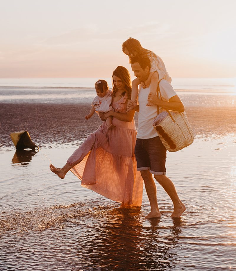 seance-famille-plage-zuydcoote-golden-hour-mer-pas-de-calais-marine-szczepaniak-photographe-lifestyle-nord-lille-012