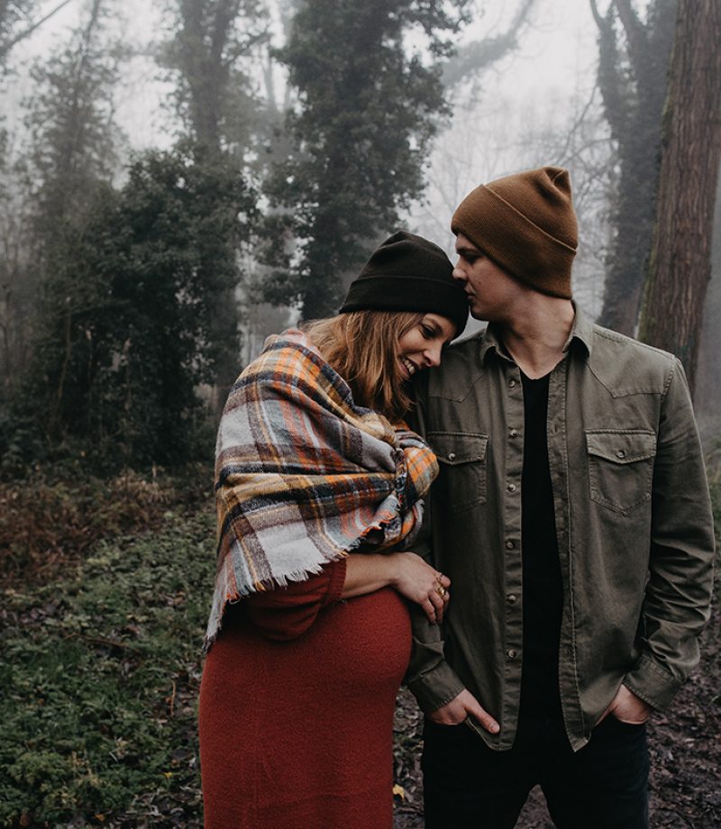 seance-grossesse-couple-lifestyle-dans-la-brume-hiver-marine-szczepaniak-photographe-pas-de-calais-01