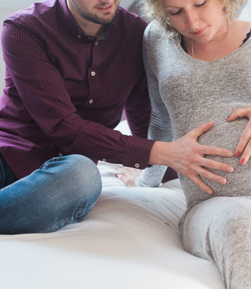 seance-grossesse-intimiste-a-domicile-ventre-rond-marine-szczepaniak-photographe-grossesse-bebe-naissance-nord-pas-de-calais-lille-lens-bethune-arras