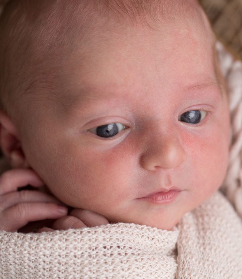 seance-naissance-bebe-eveille-studio-photo-pas-de-calais-bethune-lens-lille-photographe-maternite-enfant-famille-nouveau-ne-marine-szczepaniak